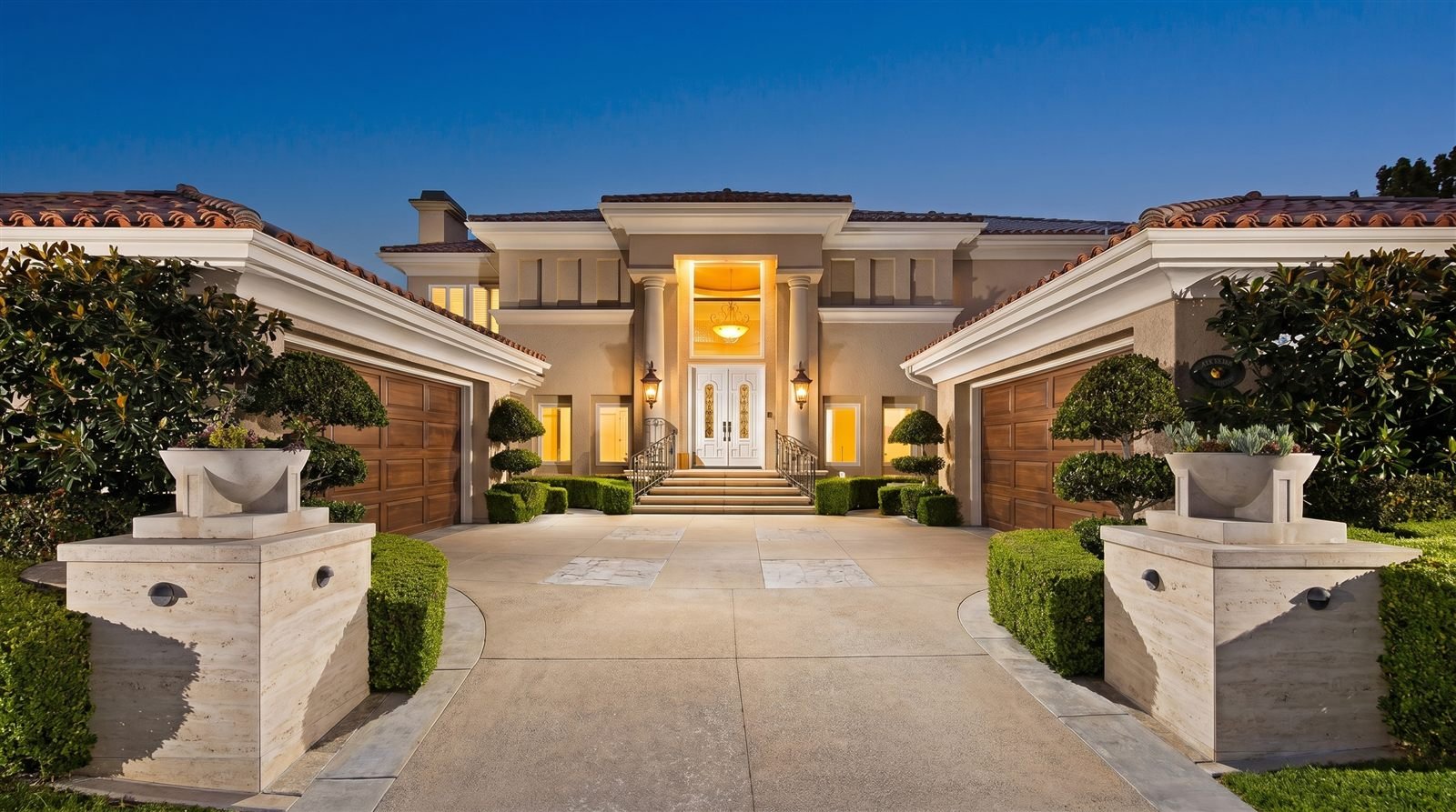 The same Newport Beach home in the Ibiza Luxury Villa scheme