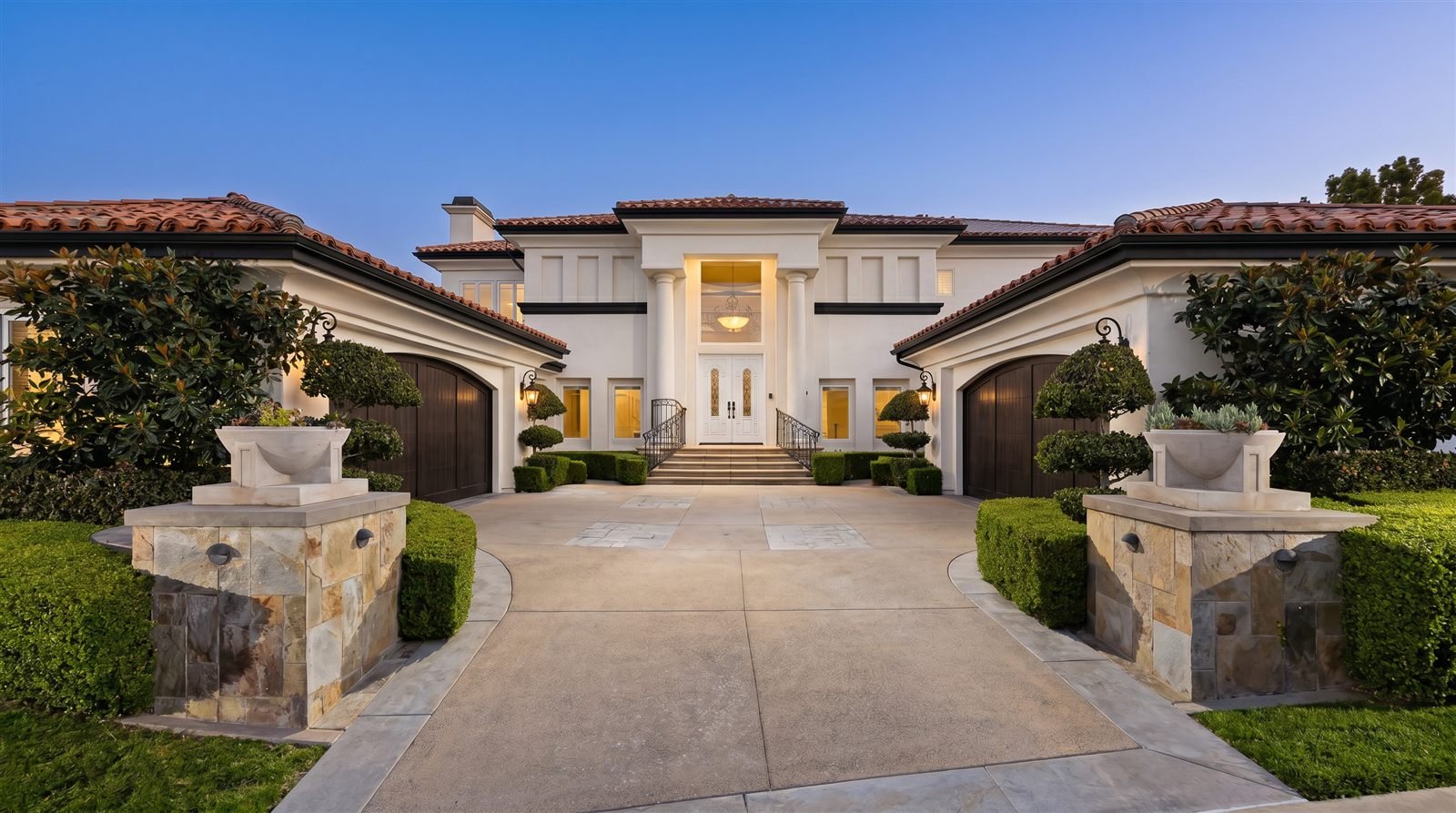 The same Newport Beach home in the Santa Barbara Luxe scheme